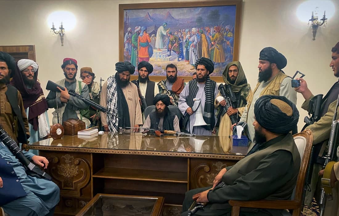 Kobuldagi prezident saroyini egallab olgan “Tolibon” rasmiylari. Shu bilan harakat Afg‘onistonda 20 yillik urush tugaganini e’lon qildi.