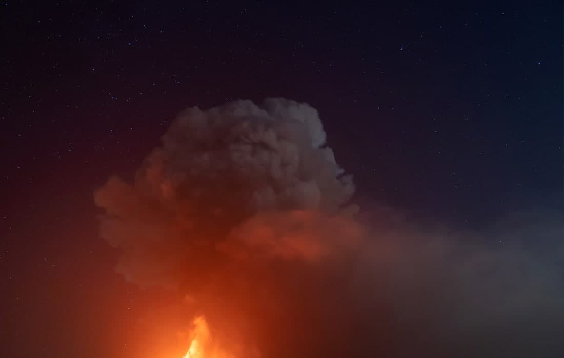 Sitsiliyadagi Etna vulqoning otilishi.