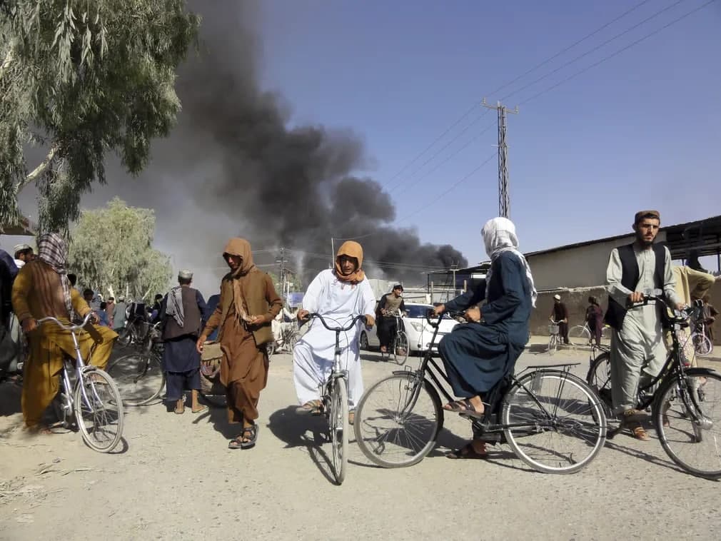 “Tolibon” va afg‘on xavfsizlik kuchlari o‘rtasidagi jangdan keyin Kandahor markazida tutun ko‘tarilmoqda.