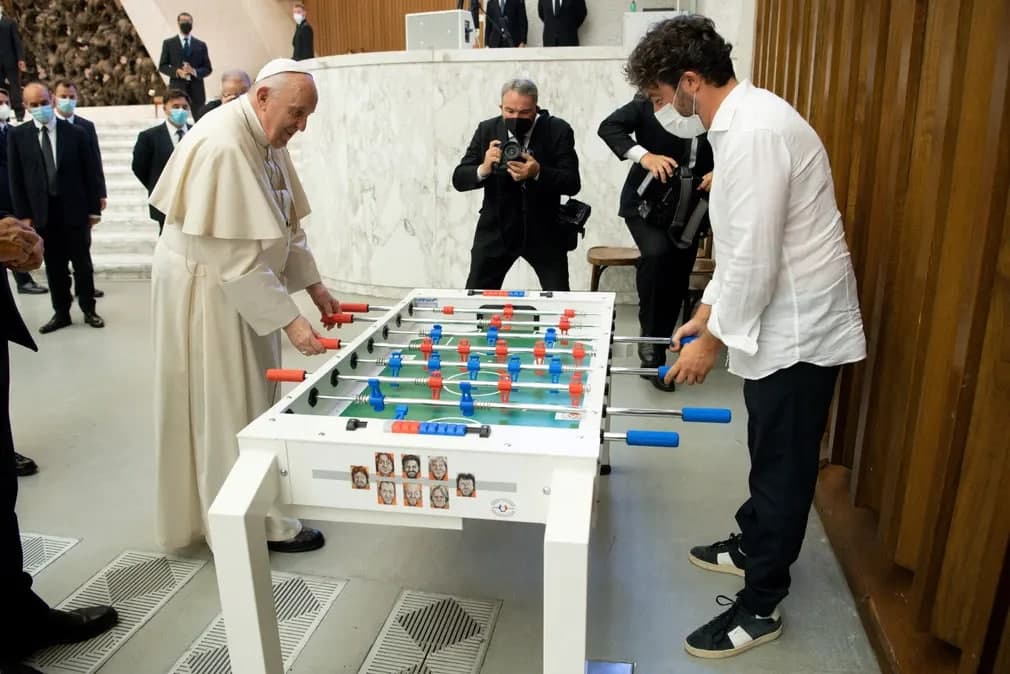 Рим Папаси Франциск Ватиканда стол футболи ўйнамоқда.
