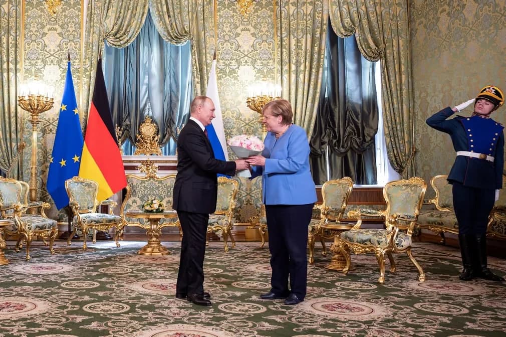 Rossiya prezidenti Vladimir Putin Kremlda Germaniya kansleri Angela Merkelni guldasta bilan kutib oldi.