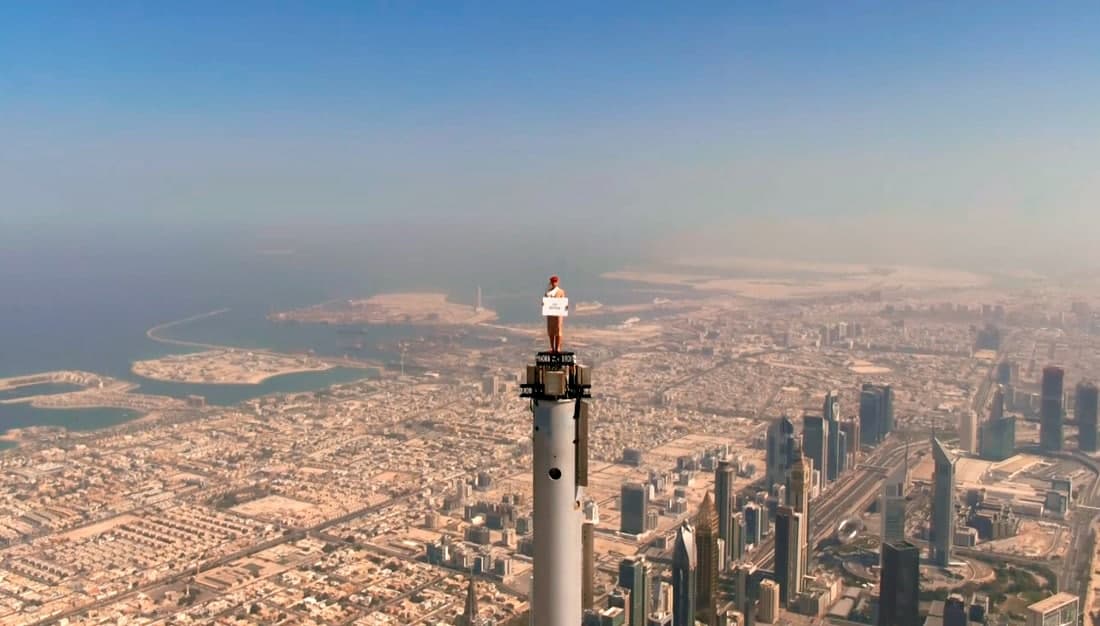 Emirates aviakompaniyasi Dubaydagi dunyoning eng baland binosi Burj Xalifa tepasida reklama suratga oldi.