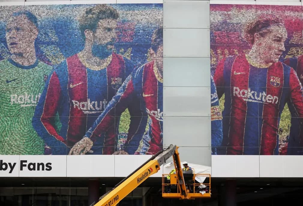 Барселонанинг «Камп Ноу» стадиони ташқарисидаги Лионель Мессининг тасвири туширилган баннер олиб ташланмоқда.