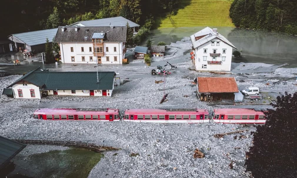 Австрияда сув тошқини сабаб бўлган кўчкига тиқилиб қолган поезд.