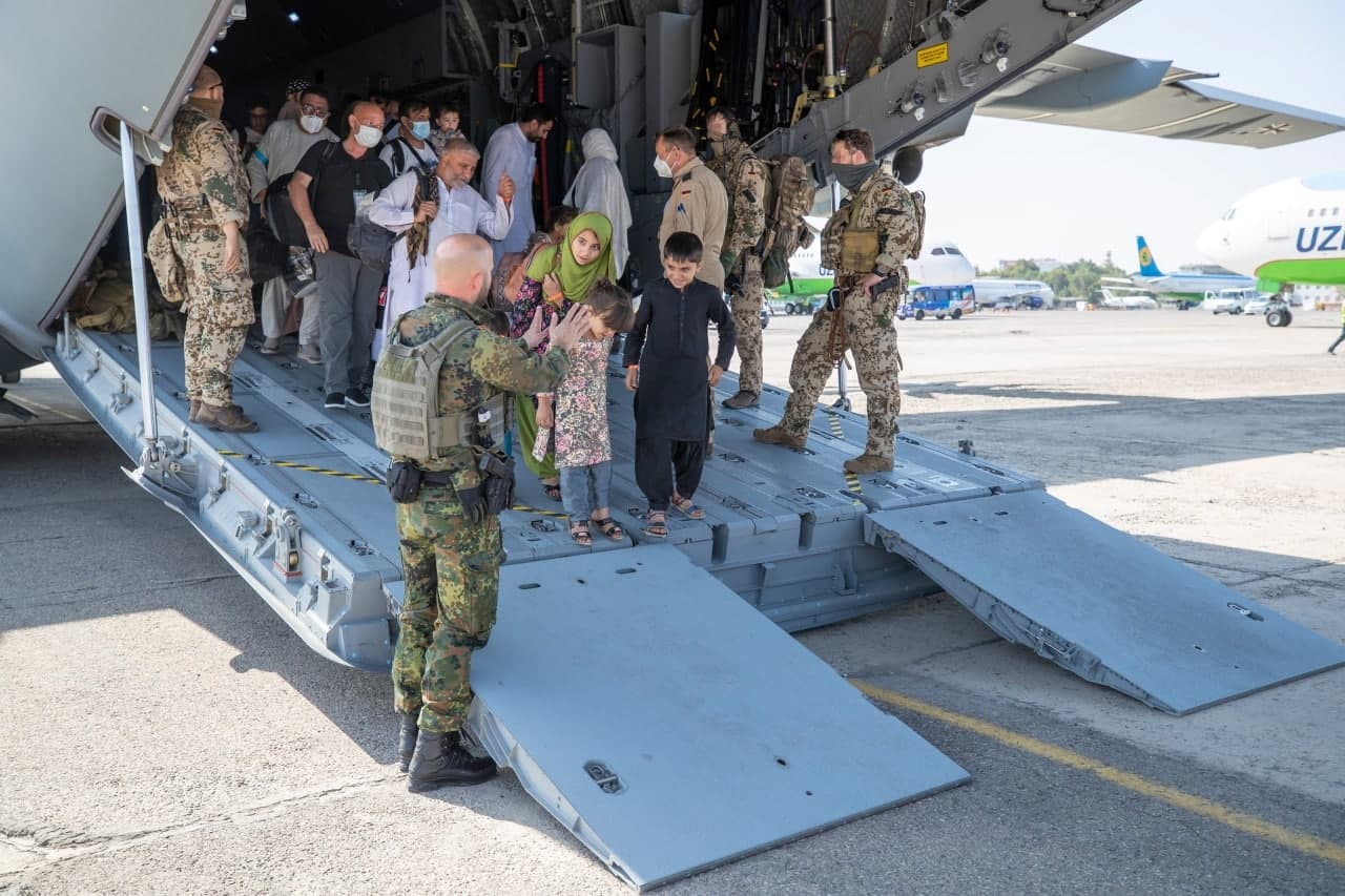 Германия томонидан эвакуация қилган афғонистонлик болалар Тошкент аэропортига тушишга тайёргарлик кўрмоқда.
