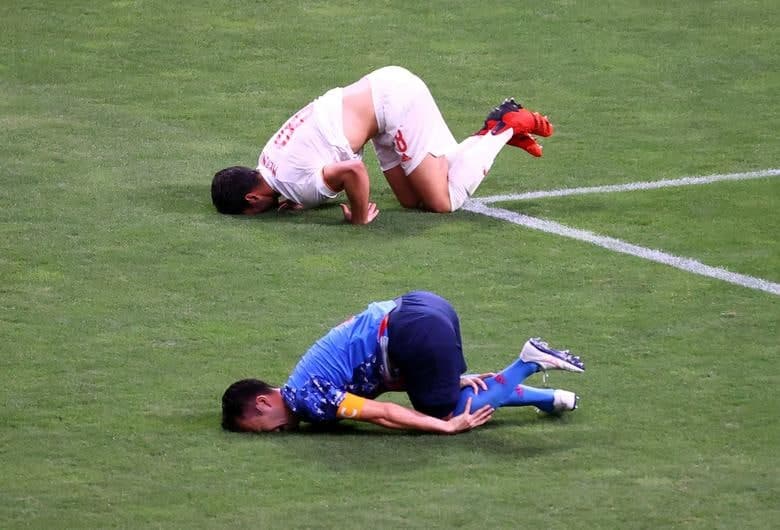 Ispaniyalik Mikel Merino va yaponiyalik Maya Yoshida Tokio Olimpiadasi yarim finalidagi futbol uchrashuvida VAR tomonidan belgilangan penaltiga reaksiya bildirmoqda.