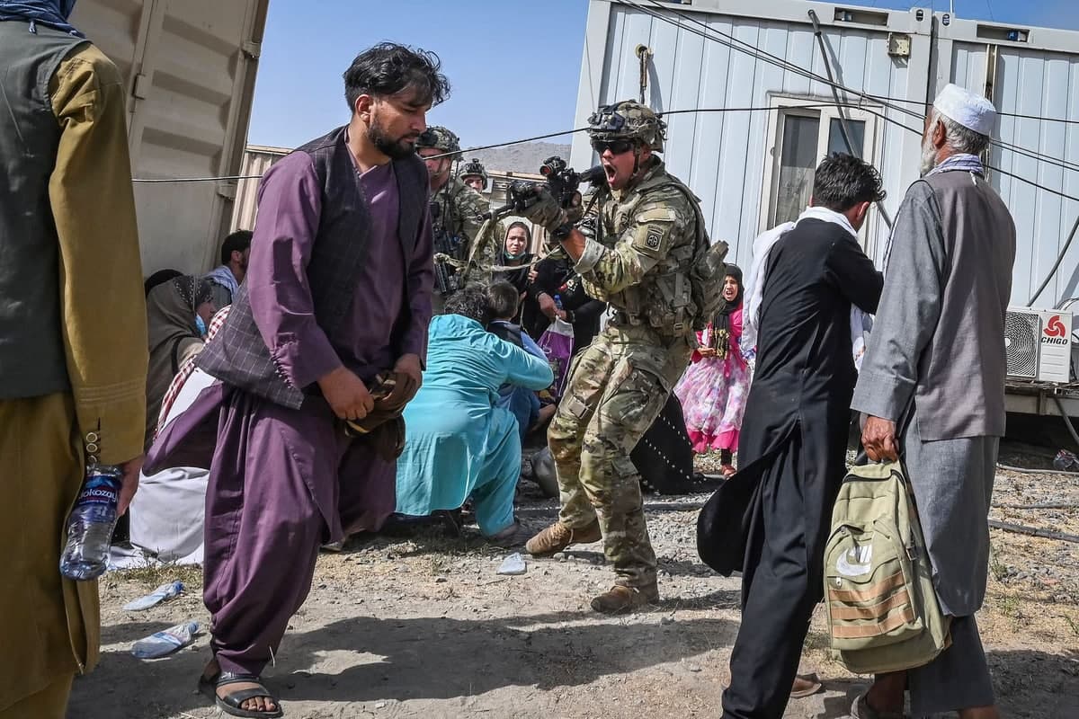 AQSh askari Kobuldagi aeroportda to‘plangan afg‘onlarga qarata o‘z qurolini o‘qtalmoqda.