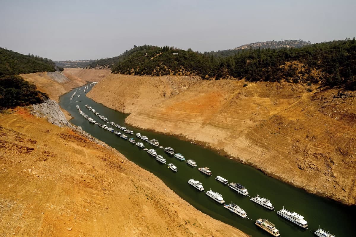 Kaliforniya shtati Bat okrugidagi dam olish zonasi bo‘lgan Orovil ko‘liga olib boruvchi kanalda turgan uy-qayiqlar.