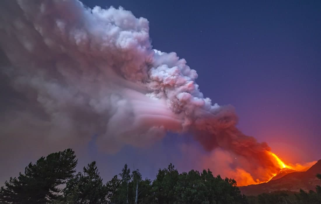 Sitsiliyada Etna vulqonining otilishi.