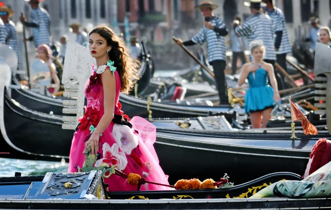 Венециянинг Сан-Марко майдонида Dolce & Gabbana шоуси бўлиб ўтди. Суратда: Бренд модели Дева Кассель.