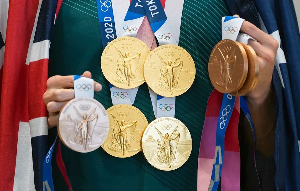 Avstraliyalik suzuvchi Emma Makkeon Olimpiada rekordini o‘rnatdi. U Tokiodagi o‘yinlarda to‘rtta oltin va uchta bronzaga ega chiqdi.