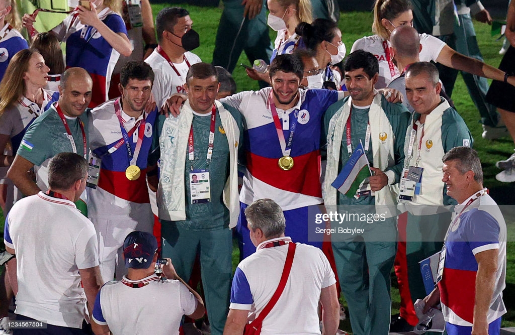 Tokio—2020 bronza medali sovrindori Bekzod Abdurahmonov va O‘zbekiston delegatsiyasi a’zolari rossiyalik sportchilar bilan