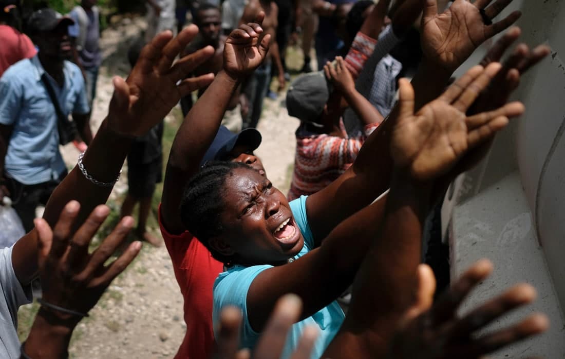 Гаитидаги зилзиладан жабр кўрганларга гуманитар ёрдам тарқатиш жараёни.