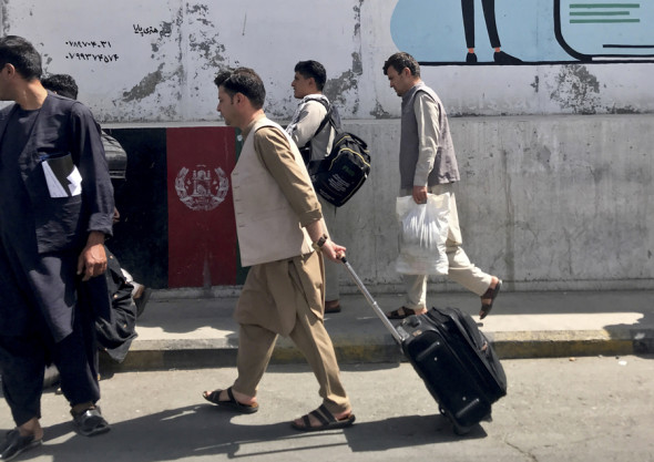 Afg‘onistonliklar Kobul aeroportiga ketmoqda.