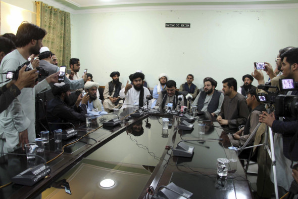 “Tolibon”ning axborot va madaniyat bo‘limi rahbari Ahmadulla Muttaki jurnalistlar bilan.