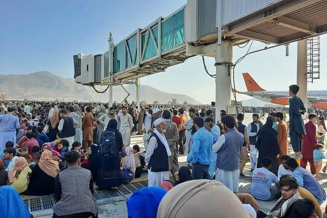 Afg‘oniston fuqarolari Kobul aeroportida, 2021-yil 16-avgust