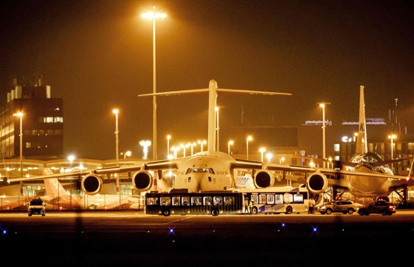 Afg‘onistondan evakuatsiya qilingan Niderlandiya fuqarolari bo‘lgan samolyot, Amsterdamning Sxipxol aeroporti, 2021-yil 18-avgust.