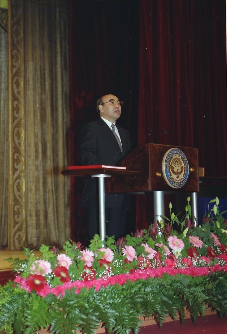 Asqar Akayev o‘z inauguratsiyasida. 2000-yil 9-dekabr