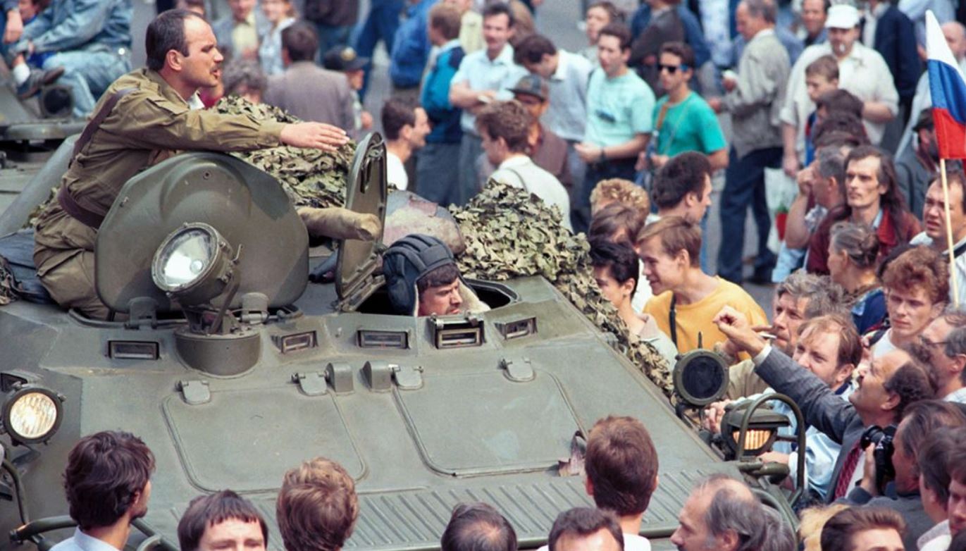 Moskvaning Manejnaya maydonidagi BTR. 1991-yil, 19-avgust.