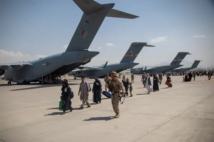 Buyuk Britaniya harbiy xizmatlari Afg‘oniston fuqarolarini evakuatsiya qilmoqda