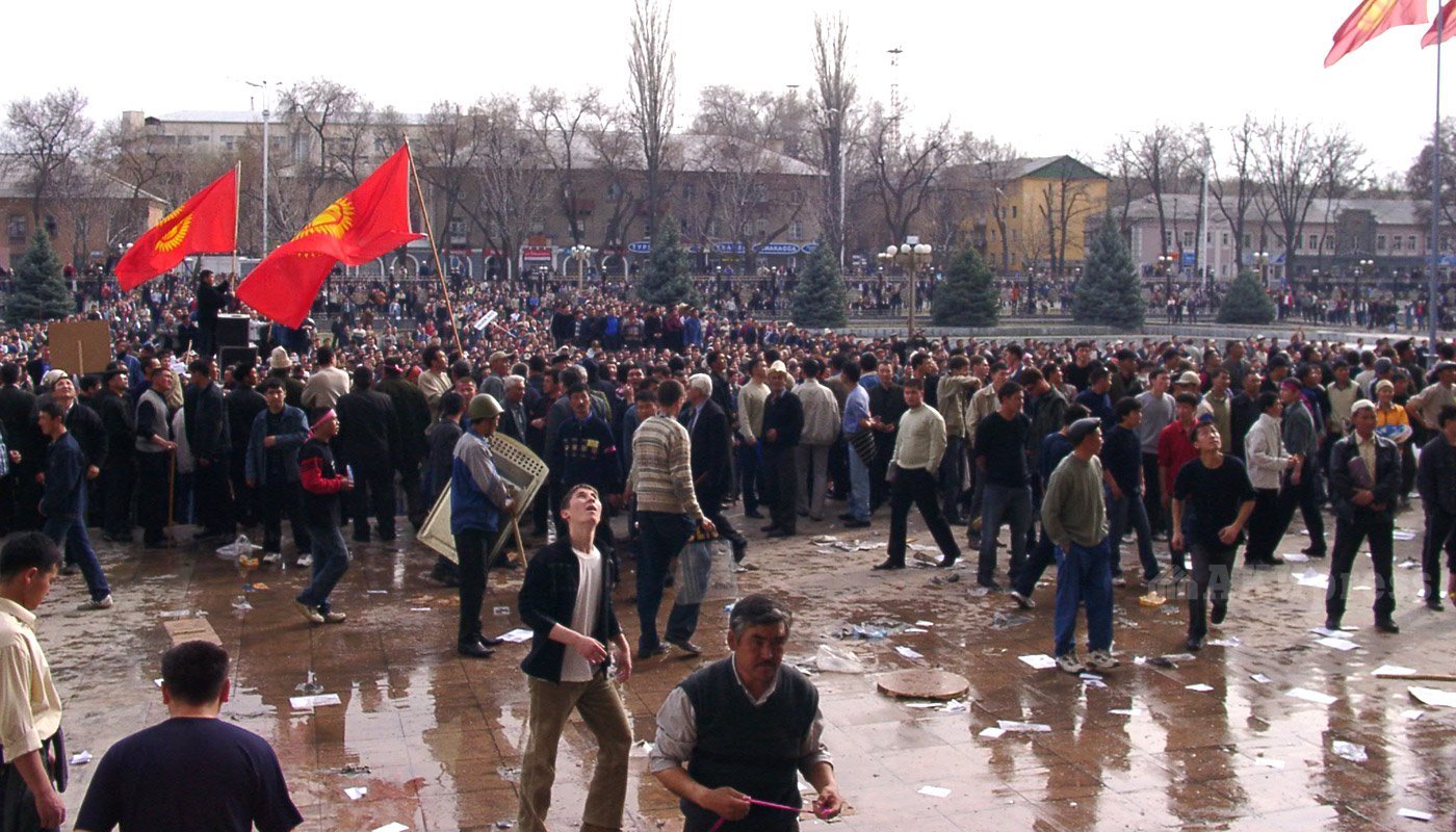 События 6 октября. Революция в Киргизии 2005. Тюльпановая революция Бишкек. Революция тюльпанов Киргизия 2005 год. Тюльпановая революция в Киргизии 2005.