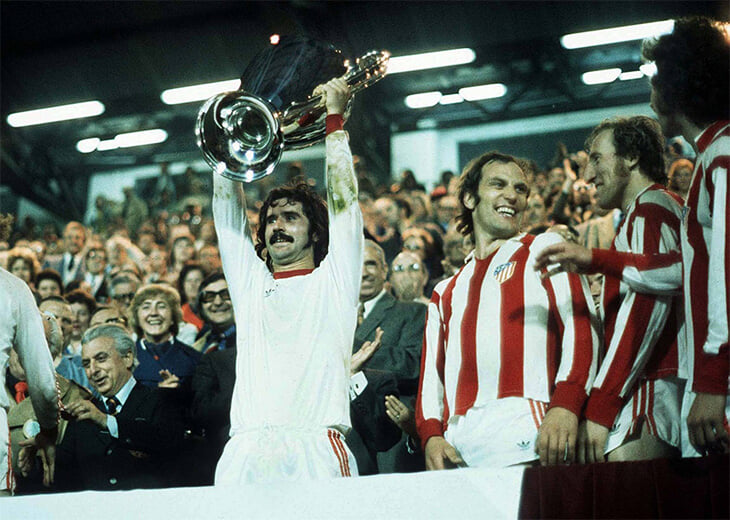 1974-yilgi Chempionlar Kubogi finalida Myuller “Atletiko” darvozasiga ikkita gol urdi. Ispaniyaliklar 0:4 hisobida mag‘lub bo‘ldi, lekin judayam xafa ko‘rinmaydi.