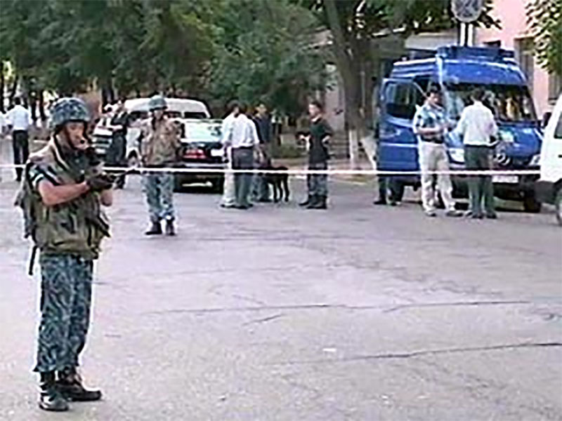 2004 йил 30 июль куни теракт юз берган жойлар зудлик билан хавфсизлик кучлари томонидан ўраб олинган.