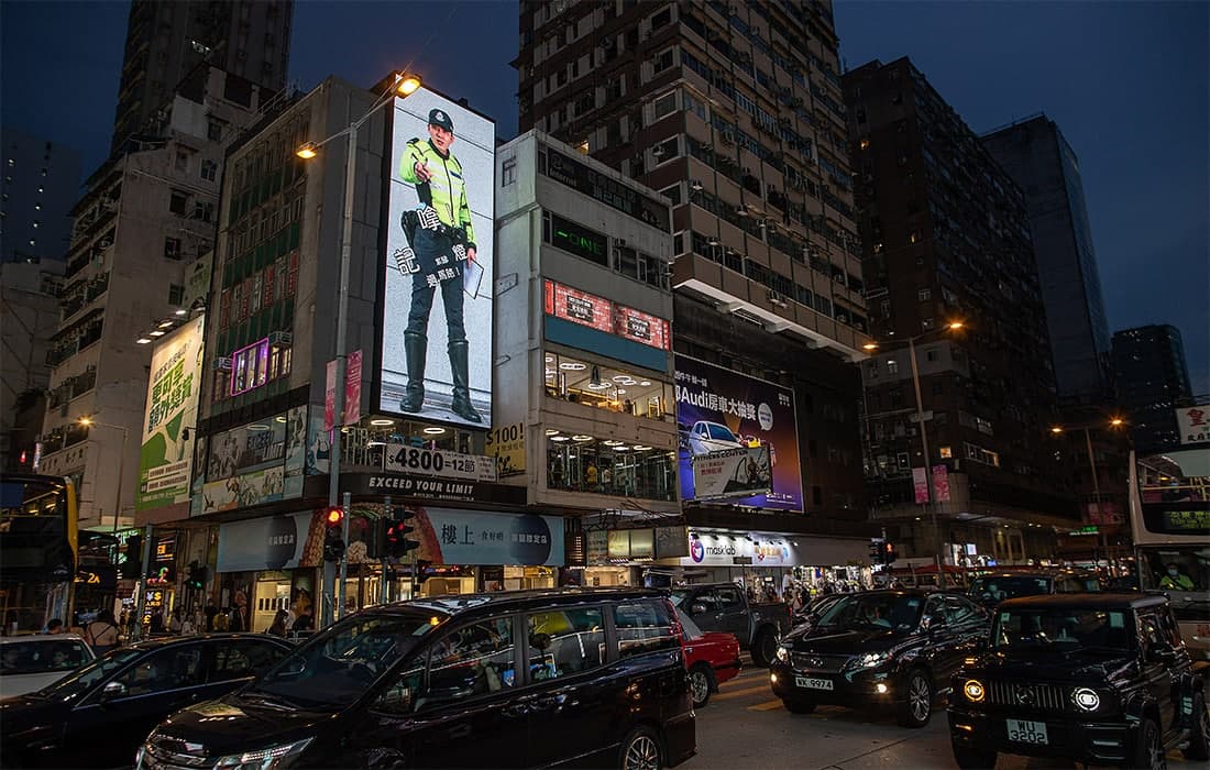 Гонконгда полиция реклама қилинмоқда. Бундай рекламани ҳар доим ҳам кўравермайсиз.