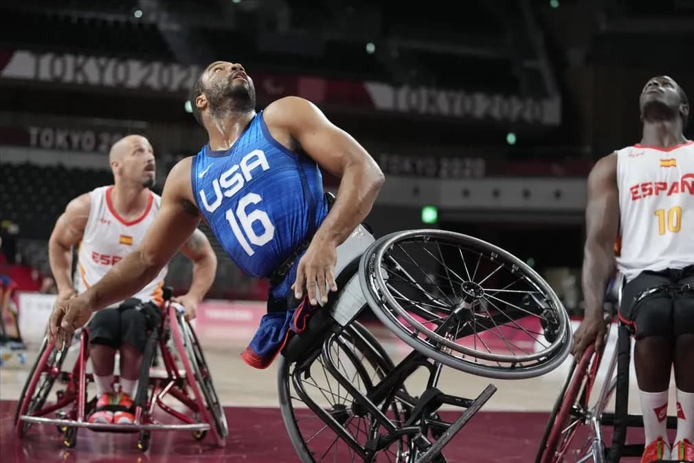 Tokio-2020 Paralimpiadasida erkaklar o‘rtasidagi basketbol o‘yinida Ispaniyaga qarshi yarim finalda yiqilayotgan amerikalik Trevon Jennifer (16-raqamda).