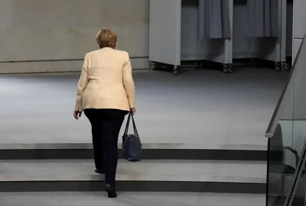 Германия канцлери Ангела Меркель 26 сентябрь куни бўлиб ўтадиган миллий сайлов олдидан ўтказилган дебатдан сўнг зални тарк этмоқда.