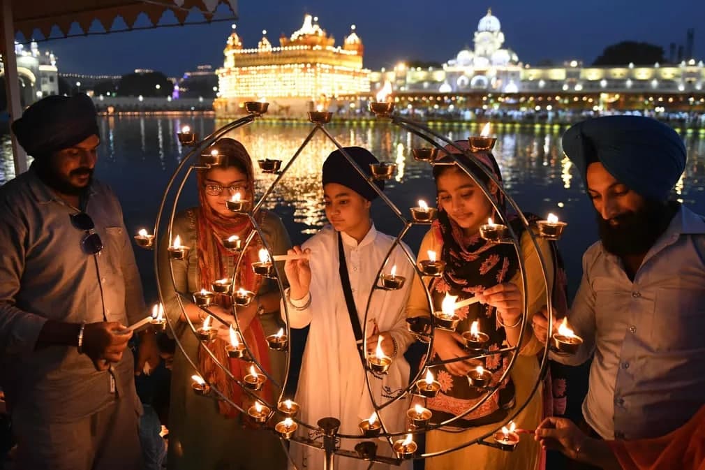 Sikhlar Amritsar shahridagi Oltin ma’badda avliyo Guru Grant Sahibning 417 yilligini nishonlash uchun sham yoqmoqda.