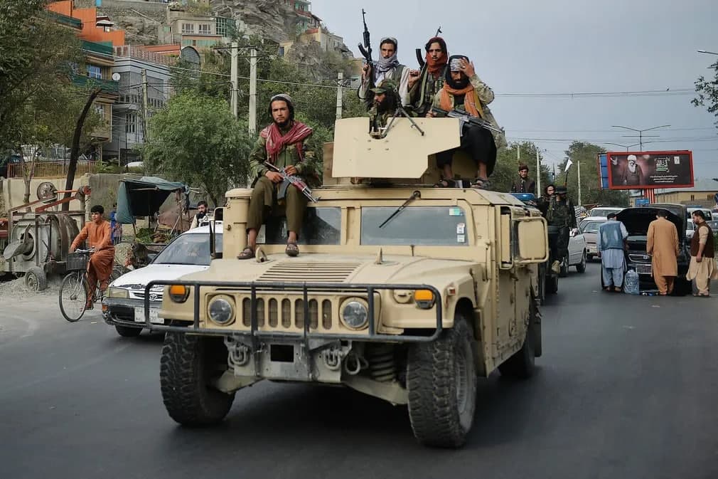 AQSh qo‘shinlari mamlakatda qoldirib ketgan Humvee harbiy transporti ustida o‘tirgan “Tolibon” jangchilari.