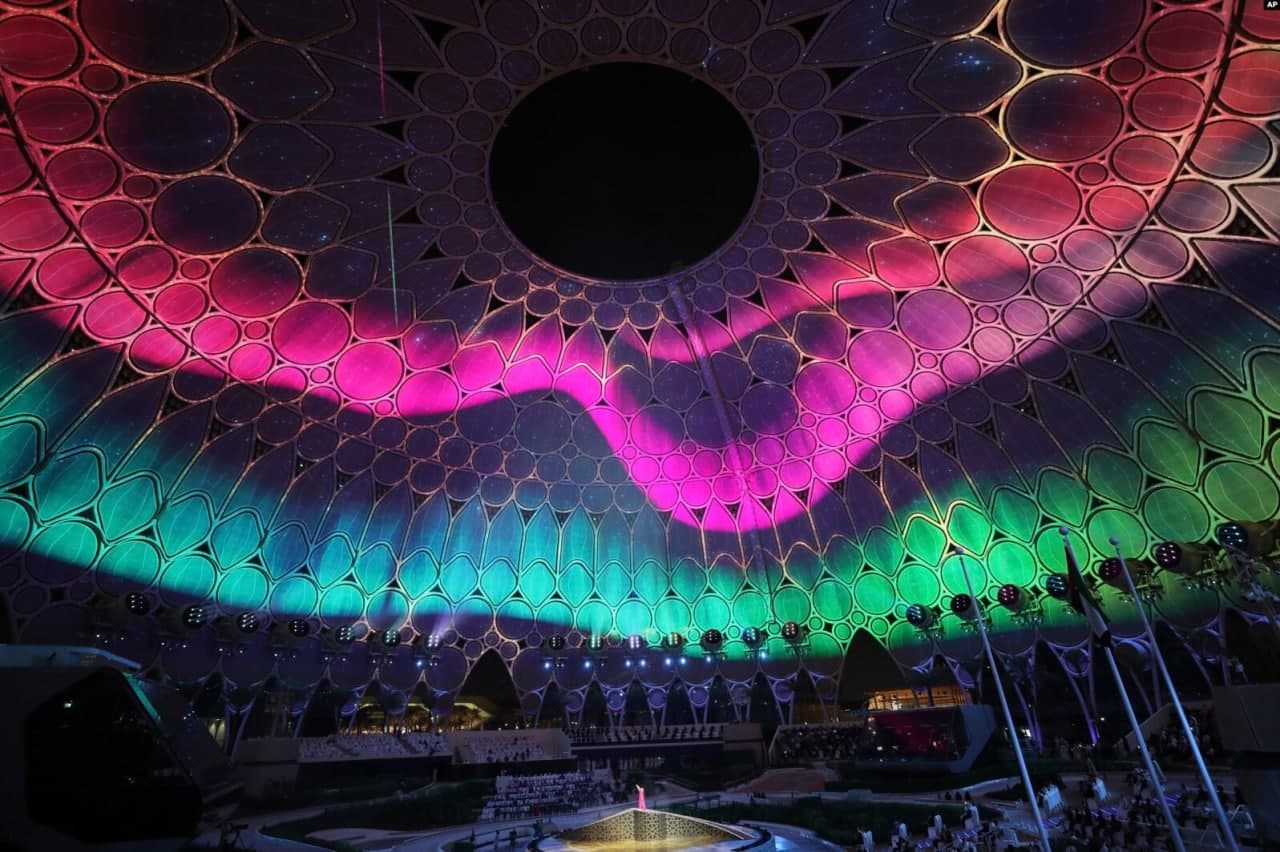 Бирлашган Араб Амирликларининг Дубай шаҳрида ўтказилган Dubai Expo 2020 кўргазмасининг очилиш маросимида чиқиш қилаётган қўшиқчи.