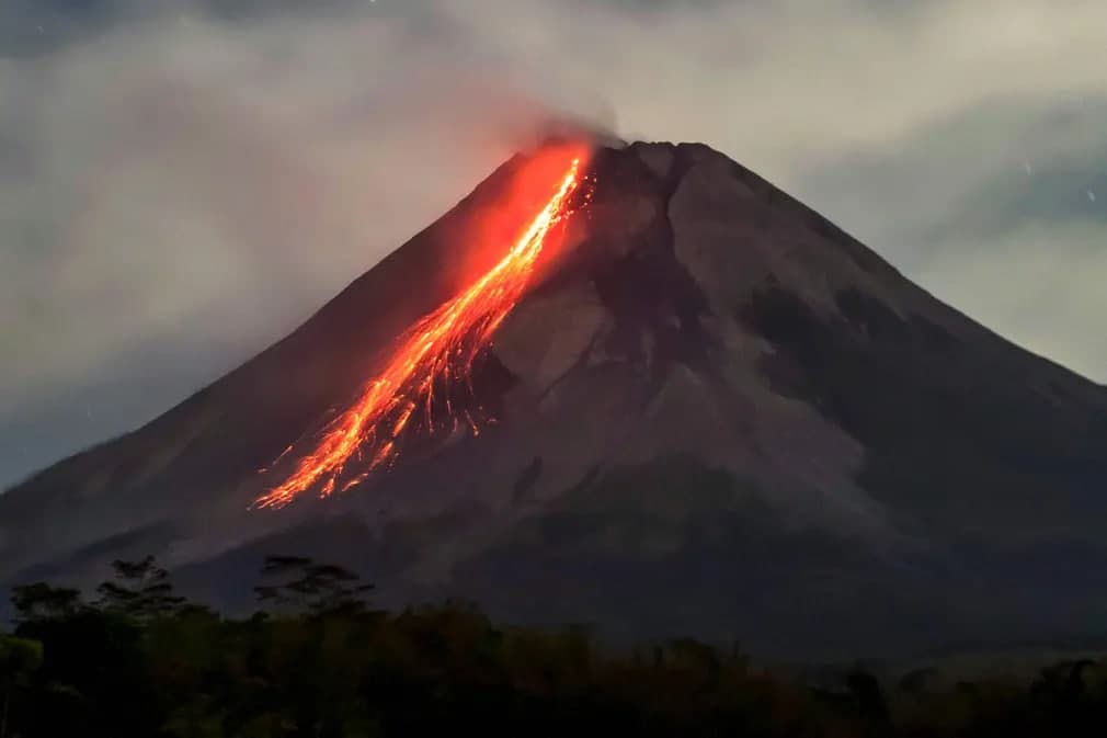 Индонезиянинг энг фаол вулқони – Марапидан оқиб чиқаётган лава.