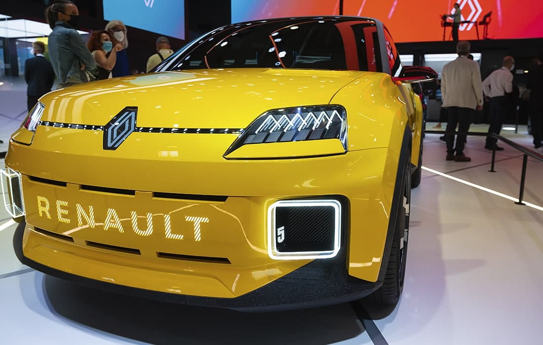 IАА Mobility 2021 халқаро автомобиль кўргазмаси Мюнхенда давом этмоқда. Суратда: Renault 5 электромобили.