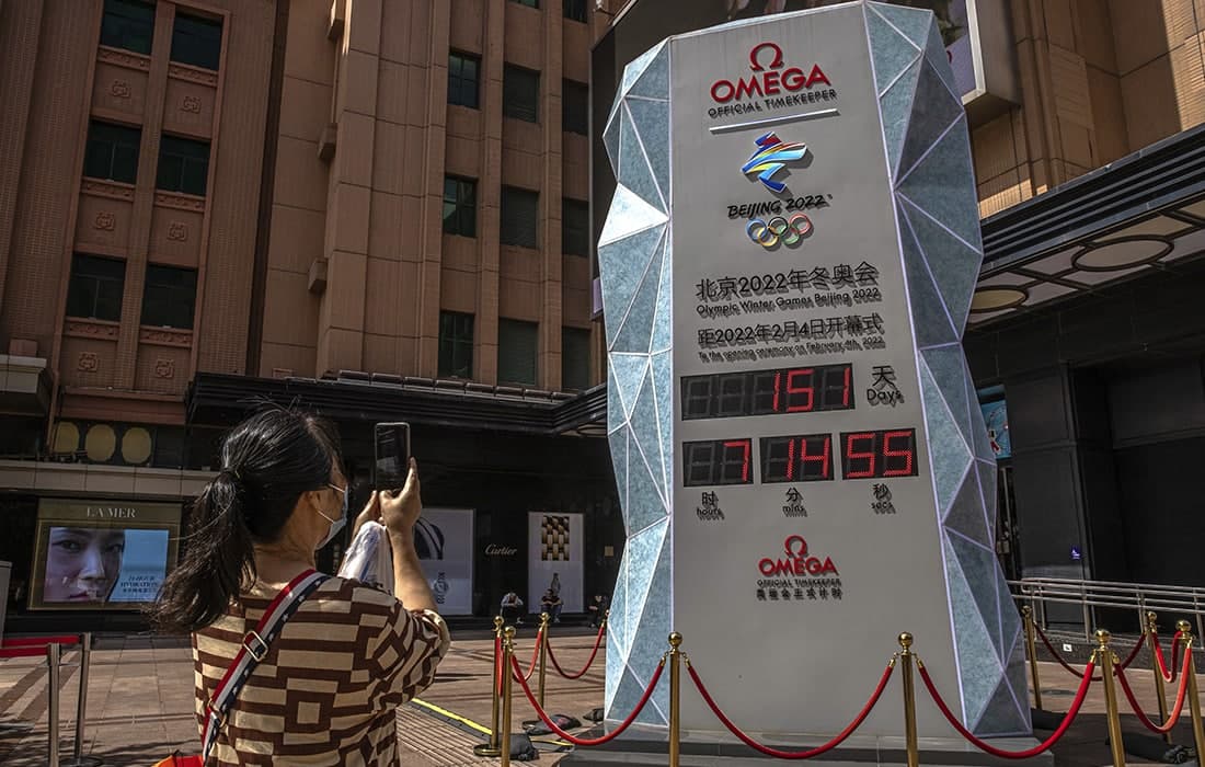 2022-yilgi Pekin Qishki Olimpiada o‘yinlarining boshlanishiga qancha vaqt qolganini ko‘rsatib turuvchi tablo.