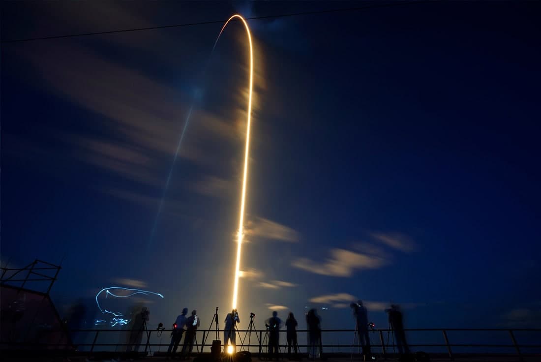 Floridadagi Kanaveral aerodromidan uchirilgan SpaceX kompaniyasining Crew Dragon kemasi.