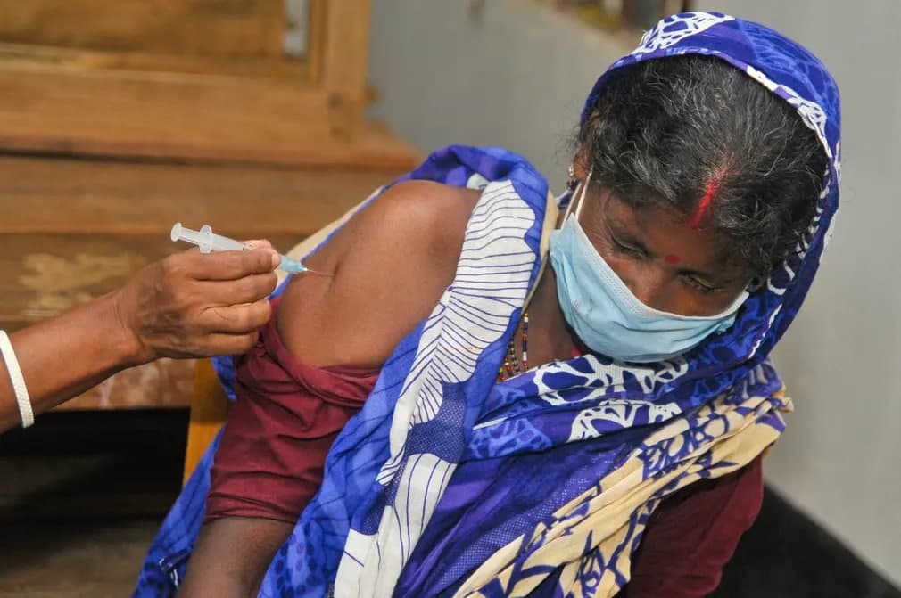 Bangladeshdagi Milliy emlash kampaniyasi davomida tibbiyot xodimi fuqaroni koronavirusga qarshi vaksina bilan emlamoqda.