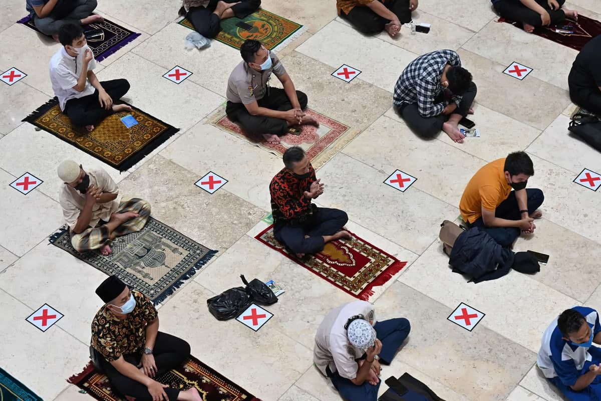 Musulmonlar Indoneziyaning Jakarta shahridagi Istiqlol masjidida juma namozini ijtimoiy masofa saqlab o‘qimoqda.
