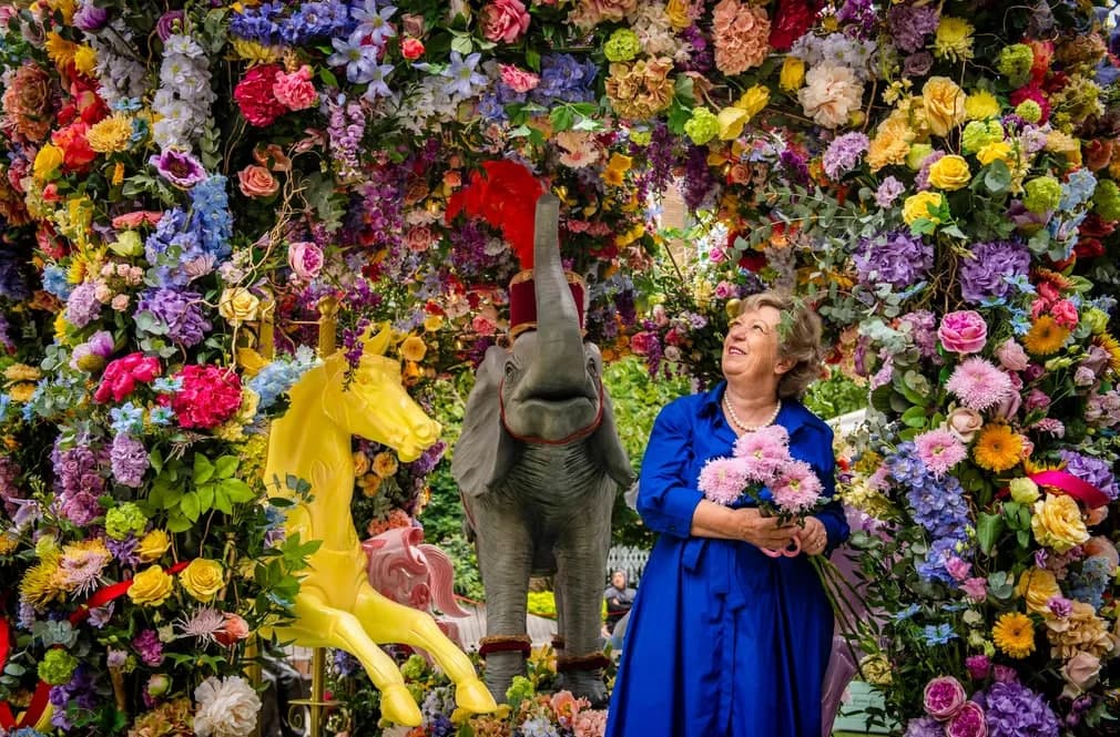 Londonda florist Judit Bleklok 20—26-sentabr kunlari o‘tkaziladigan Belgravia in Bloom festivali uchun “Gulli karusel” installyatsiyasini yakunladi.