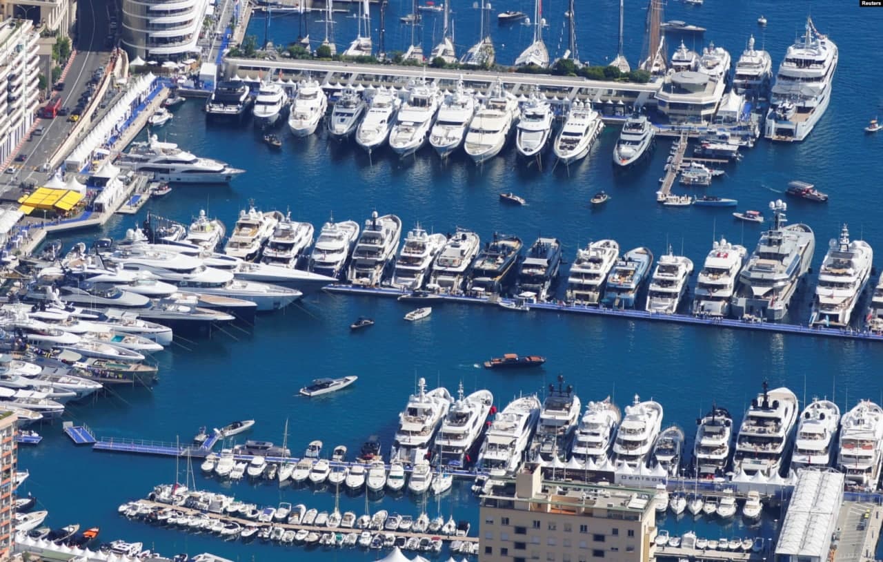 Дунёдаги энг обрўли қайиқ шоуларидан бири бўлган Монако яхталар кўргазмасида намойиш қилинадиган ҳашаматли яхталар.