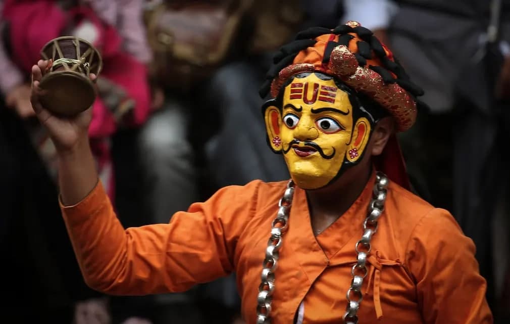 Непалда муссон мавсумининг тугашига бағишланган Индра Жатра фестивалида қатнашаётган ниқоб кийган раққос.