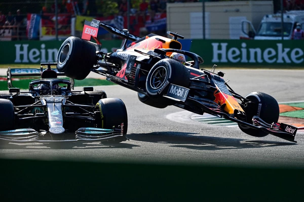 Mercedes’ning britaniyalik haydovchisi Lyuis Xemilton (chapda) va Red Bull’ning gollandiyalik haydovchisi Maks Verstappen Monza shahridagi Autodromo Nazionale trassasida Italian Formula-1 Gran-prisi paytida to‘qnashdi.