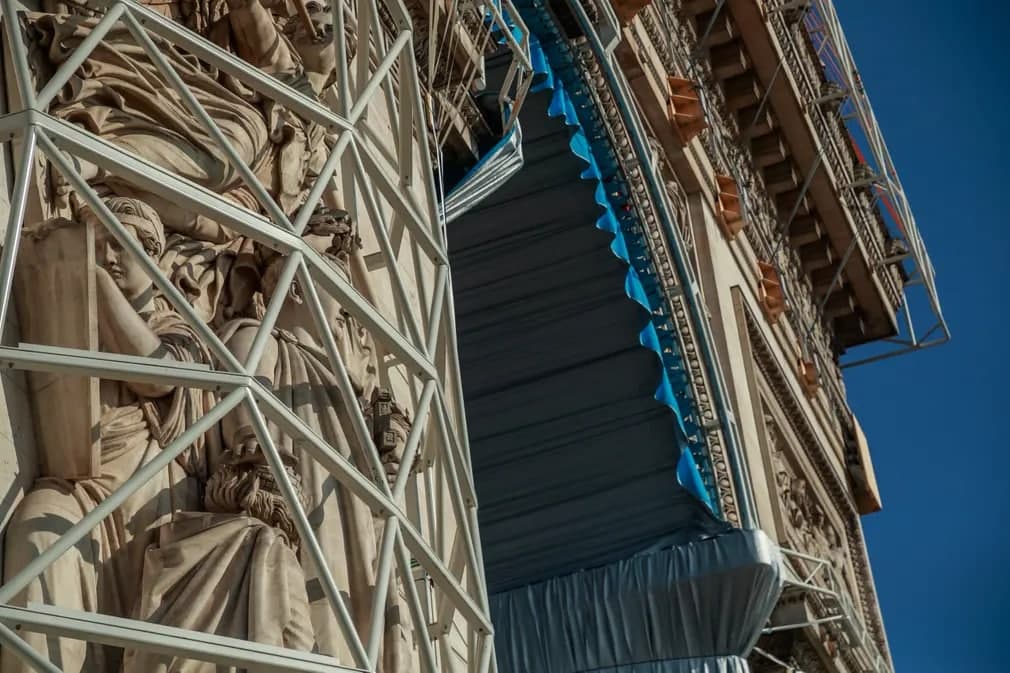 Ишчилар марҳум рассом Кристонинг бадиий инсталляциясини яратиш учун Париждаги Ғалаба аркасини 25 000 квадрат метр кумуш ва кўк матонинг остига ўрашга тайёргарлик кўрмоқда.