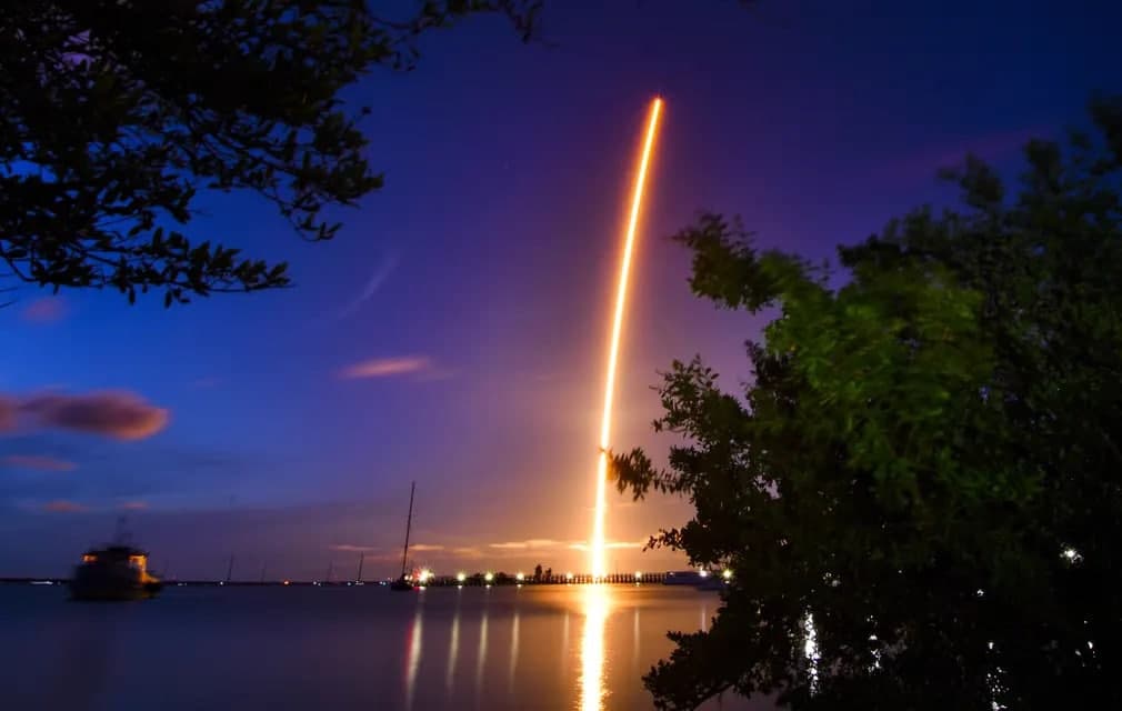 SpaceX Floridada Falcon 9 raketasida asli astronavt bo‘lmagan odamlardan tashkil topgan ekipaj bilan Crew Dragon kapsulasini uchirdi.
