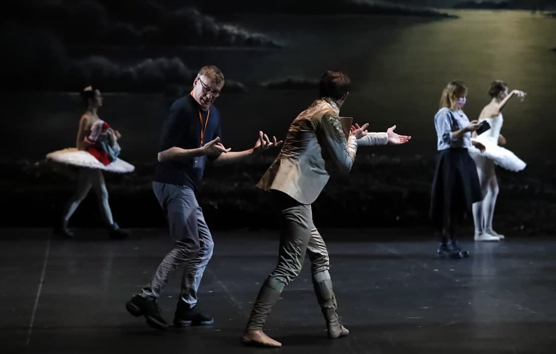 Ispaniyalik raqqos va xoreograf Nacho Duato Sankt-Peterburgdagi Mixaylovskiy teatrida “Oqqush ko‘li” baletining yakuniy mashg‘ulotida qatnashmoqda.