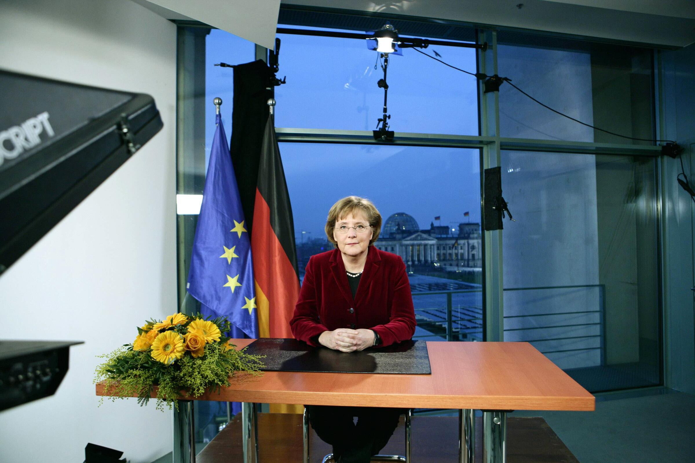 Ангелар Меркель фуқароларга телемурожаат қилмоқда