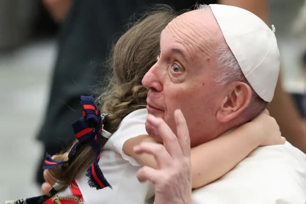 Ватиканда Рим Папаси Францискни қучоқлаб олган қизча.