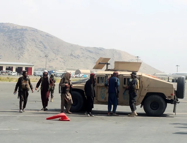 “Tolibon” vakillari AQSh harbiylari qoldirib ketgan Humvee yo‘ltanlamasida Kobul aeroportida patrul qo‘riqlash tadbirlarini amalga oshirmoqda.