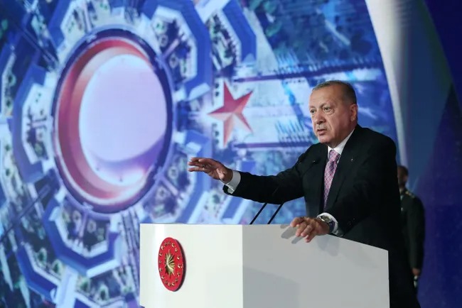 Turkiya prezidenti Rajab Toyyib Erdo‘g‘on Anqaradagi “Yarim oy va yulduz” Mudofaa vazirligi loyihasi qurilishini boshlash marosimida, 2021-yil 30-avgust